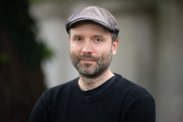 Marc-Uwe Kling ist mit dem Deutschen Hörbuchpreis in der Kategorie «Beste Unterhaltung» ausgezeichnet worden. (Archivbild) - © Sebastian Gollnow/dpa