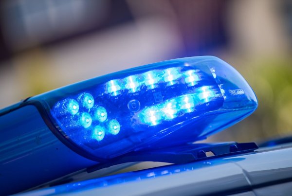 Zahlreiche Polizeikräfte haben ein Schulgebäude in Oelde im Kreis Warendorf durchsucht. Der Bereich war weiträumig abgesperrt. (Symbolbild) - © Lino Mirgeler/dpa