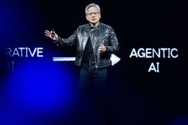 Nvidia-Chef Jensen Huang schwört die Welt auf ein KI-Zeitalter ein - für das seine Firma die Chips liefern will. - © Nic Coury/FR171100 AP/AP/dpa