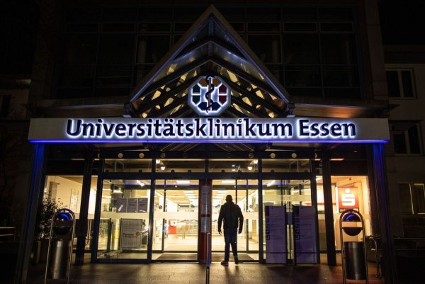 Mehrere Kliniken klagen gegen die NRW-Krankenhausreform - die Uniklinik Essen hatte vor Gericht Erfolg. (Archivbild) - © Marcel Kusch/dpa