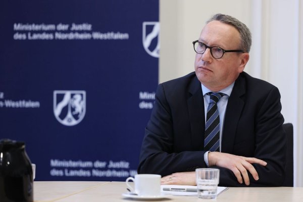 Wurden dem Oberverwaltungsgericht wichtige Informationen vorenthalten? In der kommenden Woche muss NRW-Justizminister Benjamin Limbach (Grüne) als Zeuge im Untersuchungsausschuss aussagen. (Archivfoto) - © David Young/dpa