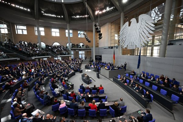 Bundestag - Sondersitzung zur Grundgesetzänderung - © Bernd von Jutrczenka/dpa