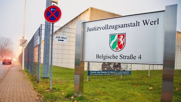 Bei einem Arztbesuch wollte ein Häftling der Justizvollzugsanstalt (JVA) Werl flüchten. Es kam zu einer Schussabgabe. (Archivbild) - © Andreas Dunker/dpa