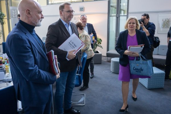Tagelang wurde in Potsdam für die mehr als 2,5 Millionen Beschäftigte im öffentlichen Dienst verhandelt. Jetzt geht es in die Schlichtung. - © Christophe Gateau/dpa