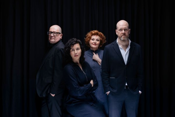 Die vier Hosts des Podcasts «Zeit Verbrechen»: Andreas Sentker (v.l.n.r.), Anne Kunze, Sabine Rückert und Daniel Müller. - © Julia Sellmann/Die Zeit/dpa