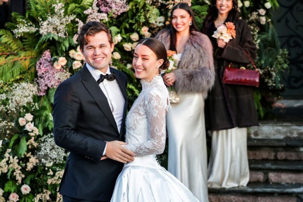 Glückliches Ehepaar: Magnus Carlsen und Ella Victoria Malone. - © Amanda Pedersen Giske/NTB/AP/dpa