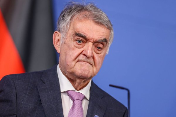 Jetzt muss der Bundesgesetzgeber Fakten schaffen, um Ermittler im Kampf gegen Terror und Kriminelle auf die Höhe der Zeit zu bringen, fordert Nordrhein-Westfalens Innenminister Herbert Reul. (Archivbild) - © Christoph Reichwein/dpa