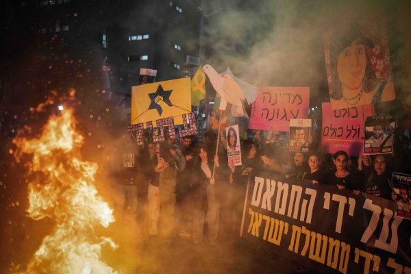 Tausende Menschen demonstrierten in Israel für einen Geisel-Deal und ein Ende des Gaza-Kriegs. - © Ilia Yefimovich/dpa