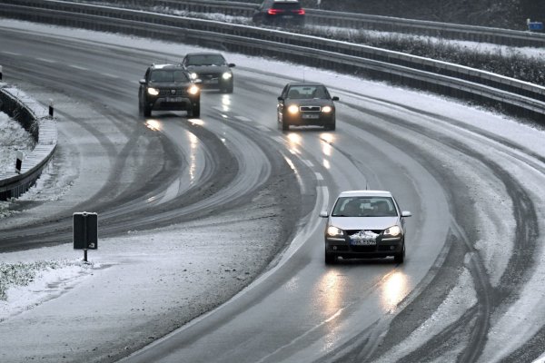 Schneematsch auf der A52 bei Gelsenkirchen. Vielerorts sind die Straßen infolge von gefrierendem Regen spiegelglatt. - © Federico Gambarini/dpa