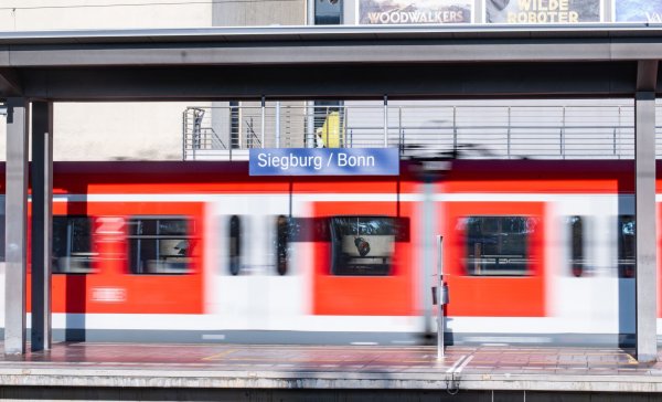 Ein Zug fährt durch den Bahnhof Siegburg/Bonn (Symbolfoto). - © Benjamin Westhoff/dpa