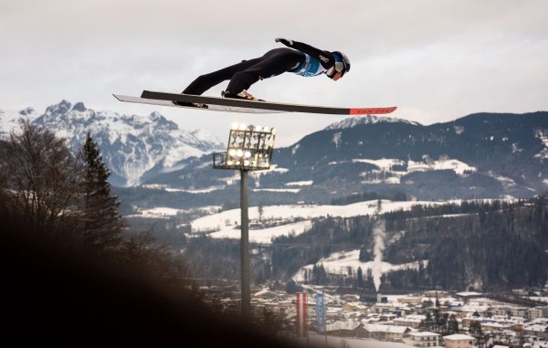 Andreas Wellinger ist in der Qualifikation der beste deutsche Springer. - © Georg Hochmuth/APA/dpa