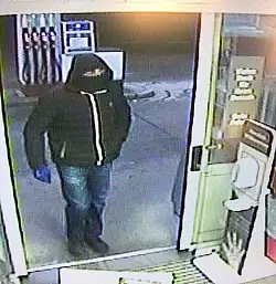 Elan-Tankstelle: Auf diesem Video der Tankstelle an der Braker Stra&szlig;e hat der T&auml;ter noch keine Schusswaffe gez&uuml;ckt. - &copy; Polizei