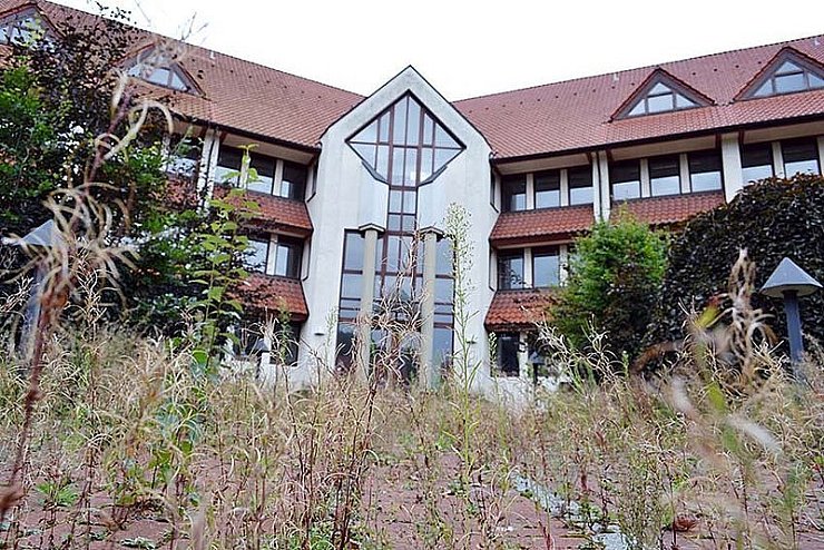 Hier wuchert das Unkraut: Der ehemalige Firmensitz wird sporadisch von der Sparkasse gepflegt. - © Foto: Blum
