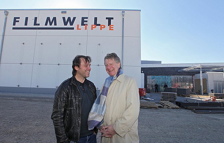 Karl-Joachim Höfer und Volker Pannenbecker freuen sich auf den Startschuss fürs Großkino in Lage. - © Foto: Gerstendorf-Welle