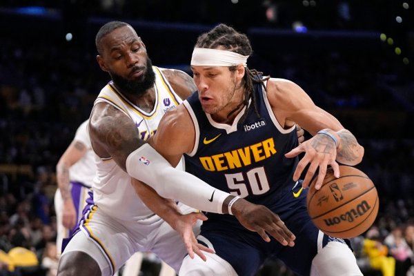 Lakers-Starspieler LeBron James verteidigt gegen Aaron Gordon. - © Mark J. Terrill/AP/dpa