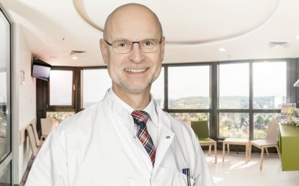 Werner Bader, Chefarzt der Gynäkologie im Klinikum Bielefeld, infizierte sich Ende März mit dem Coronavirus. Nach sechs Monaten arbeitet er wieder Vollzeit. - © Martin Larius