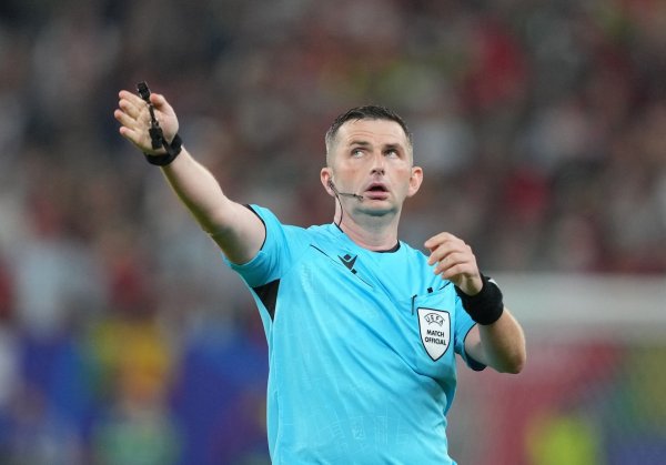 Der Engländer Michael Oliver leitet das Champions-League-Spiel Bayern München-Bayer Leverkusen. - © Soeren Stache/dpa