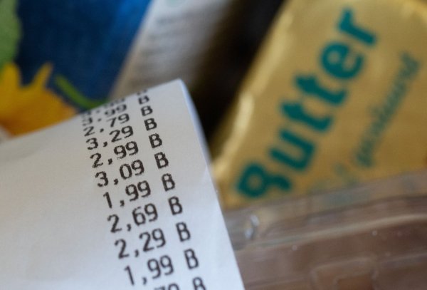 Beim Lebensmittelkauf ist von sinkender Inflation nichts zu spüren. - © Hendrik Schmidt/dpa
