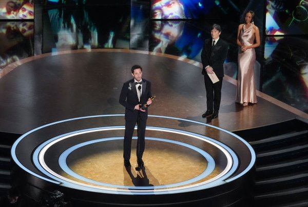 Adrien Brody bedankte sich ausführlich auf der Oscar-Bühne. - © Chris Pizzello/Invision/AP/dpa