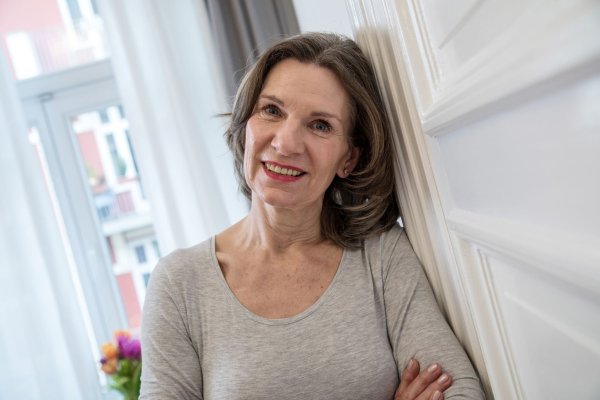 Statt den negativen Gedanken Raum zu geben, können Frauen in den Wechseljahren versuchen, den Blick auf positive Veränderungen zu lenken. - © Christin Klose/dpa-tmn