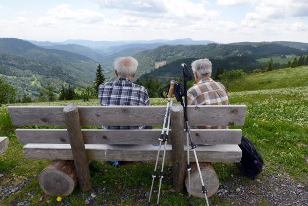 Auch im hohen Alter noch fit genug für die Wandertour in den Bergen sein: Dafür können wir schon in jungen Jahren etwas tun - auch wenn wir unsere Lebenserwartung nicht komplett selbst in der Hand haben. - © Patrick Seeger/dpa/dpa-tmn