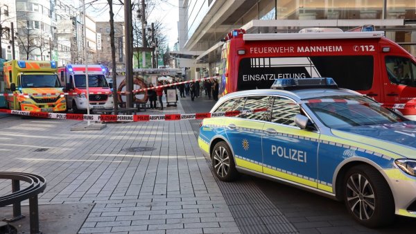 In der Innenstadt von Mannheim kam es an Rosenmontag zu einem großen Polizeieinsatz. - © René Priebe/dpa
