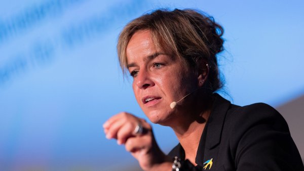 Die stellvertretende NRW-Ministerpräsidentin Mona Neubaur (Grüne) fordert eine Reform der Schuldenregeln und mehr Geld für die Verteidigung Deutschlands. (Foto-Archiv) - © Rolf Vennenbernd/dpa