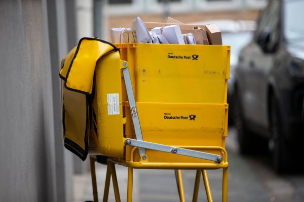 Nach Warnstreiks will die Deutsche Post liegengebliebene Sendungen nachliefern. (Archivbild) - © Thomas Banneyer/dpa