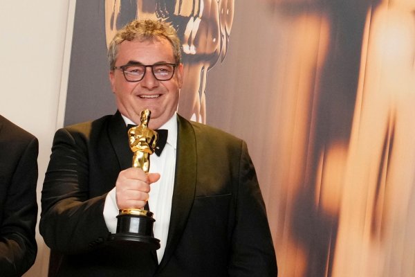 Gerd Nefzer freut sich im Presseraum der Oscarverleihung über seine erneute Auszeichnung. - © Jordan Strauss/Invision/AP/dpa