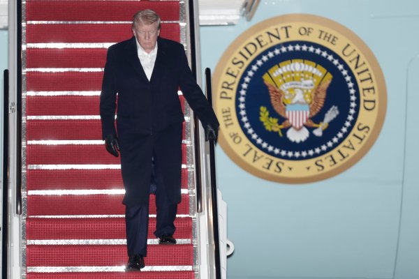 Trump droht mit neuen Zöllen. (Archivbild) - © Luis M. Alvarez/FR596 AP/AP/dpa