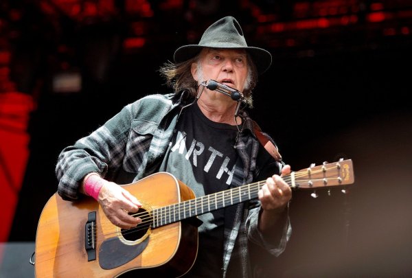 Neil Young möchte ein Konzert in der Ukraine spielen. (Archivbild) - © Nils Meilvang/epa/dpa