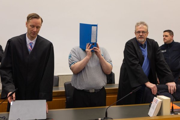 Der Mann sei infolge eines Hanges zu erheblichen Straftaten für die Allgemeinheit gefährlich, sagte der Vorsitzende Richter. (Archivbild) - © Christian Lademann/dpa