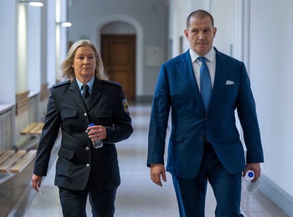Haben sich nach eigener Aussage mit der Isu geeinigt: Claudia Pechstein und ihr Lebensgefährte Matthias Große. - © Peter Kneffel/dpa
