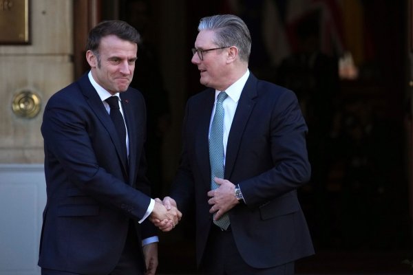 Macron und Starmer schlagen eine einmonatige Waffenruhe in der Ukraine vor. - © Christophe Ena/Pool AP/AP/dpa