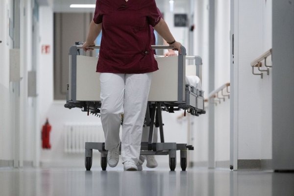 Beschäftigte in kommunalen Kliniken sind für Donnerstag zum Warnstreik aufgerufen. (Archivbild) - © Marijan Murat/dpa