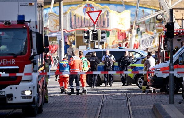 Nach der Todesfahrt in Mannheim hält Stuttgart am Fastnachtsumzug fest. - © Boris Roessler/dpa