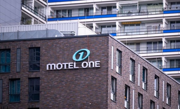 Ein Motel One in Berlin - inzwischen gibt es 99 Häuser in 13 Ländern. (Archivbild) - © Monika Skolimowska/dpa