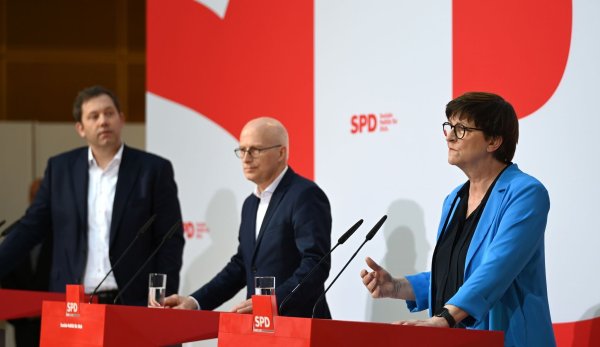 Hamburgs Bürgermeister Peter Tschentscher lässt die Frage nach dem künftigen Koalitionspartner seiner SPD vorerst offen. - © Katharina Kausche/dpa