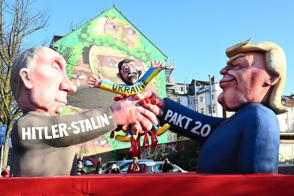 Auf einem der Düsseldorfer Rosenmontagswagen schließen Donald Trump und Wladimir Putin einen «Hitler-Stalin-Pakt 2.0» auf Kosten der Ukraine ab. - © Federico Gambarini/dpa