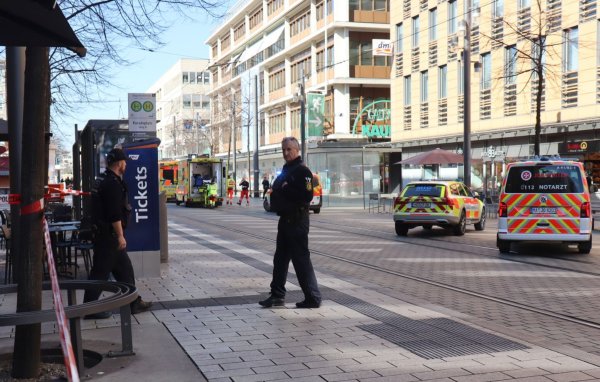 Nach der Todesfahrt in Mannheim bleiben Kaufhäuser am Dienstag geschlossen. - © René Priebe/dpa