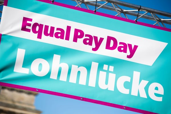 Der Aktionstag Equal Pay Day (7. März) will auf das geschlechtsspezifische Lohngefälle zwischen Frauen und Männern aufmerksam machen. - © Christophe Gateau/dpa/dpa-tmn