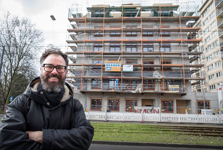 Lucien Coy, Mitbegründer der Eltern-Initiative Veggie-Kids e. V., steht vor einem Rohbau im Stadtteil Bockenheim, in dem Frankfurts erste vegane Kita eröffnet werden soll. - © picture alliance / Frank Rumpenhorst/dpa