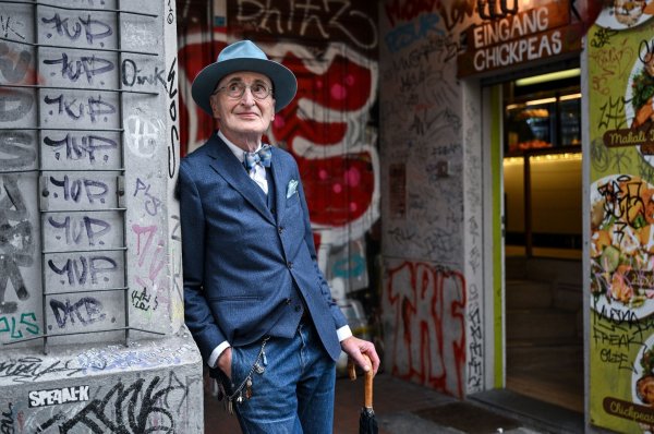 Der 79-jährige Influencer Günther Krabbenhöft. - © Britta Pedersen/dpa