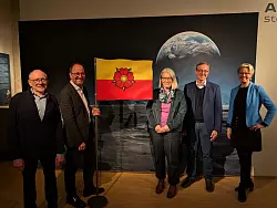 Beteiligte und Offizielle laden ein: Klaus Eikmeier von der Internationalen Amateursternwarte, J&ouml;rg D&uuml;ning-Gast, Verbandsvorsteher des Landesverbandes Lippe, Dr. Susanne Hilker, Kuratorin und Museumsp&auml;dagogin, Dr. Michael Zelle, Direktor des Lippischen Landesmuseums/Weserrenaissance-Museums Schloss Brake, Silvia Herrmann, Leiterin des Weserrenaissance-Museums Schloss Brake (von links). - &copy; Weserrenaissance-Museum Schloss Brake
