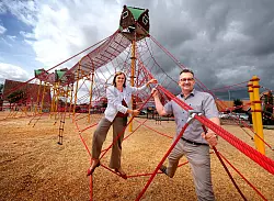 Der anspruchsvolle Kletterparcours auf dem Abenteuerspielplatz in Marienfeld eignet sich eher f&uuml;r gr&ouml;&szlig;ere Kinder. - &copy; Andreas Fr&uuml;cht