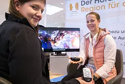 Smartes H&ouml;ren 2.0: F&uuml;r ein besseres Klangerlebnis, pr&auml;sentierten Laureen Diekmann (vorne) und Juliane Klocke eine neuartige Verbindung der H&ouml;rger&auml;te zum Fernseher. - &copy; Laurenz Tegethoff
