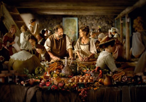 Der begnadete Koch Pierre Manceron (Gregory Gadebois) bildet die geheimnisvolle Louise (Isabelle Carre) aus. - © Jerome Prebois/ARD Degeto/Neue Visionen Filmverleih/dpa