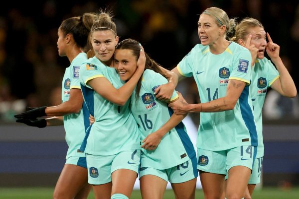 Australiens Hayley Raso (M) jubelt mit ihren Mitspielerinnen über einen Treffer. - © Hamish Blair/AP/dpa