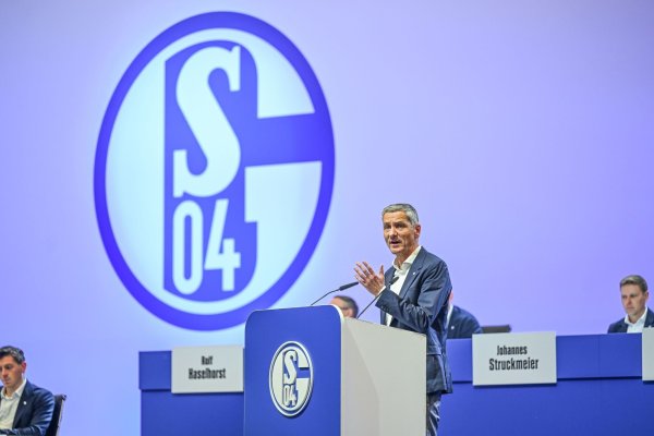 Schalkes Vorstands-Chef Bernd Schröder hält eine Rede. - © Tim Rehbein/dpa