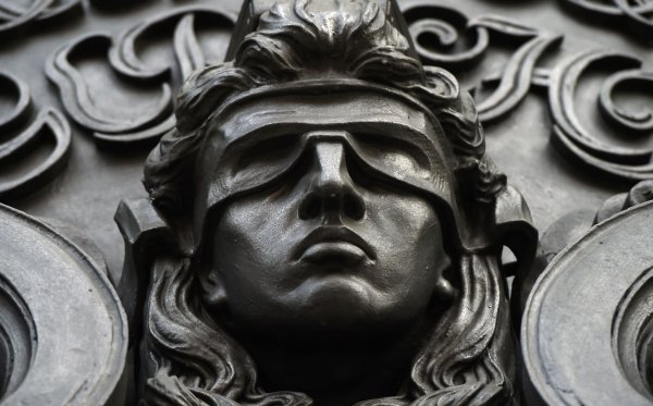 Eine Figur der blinden Justitia. - © Sonja Wurtscheid/dpa/Symbolbild